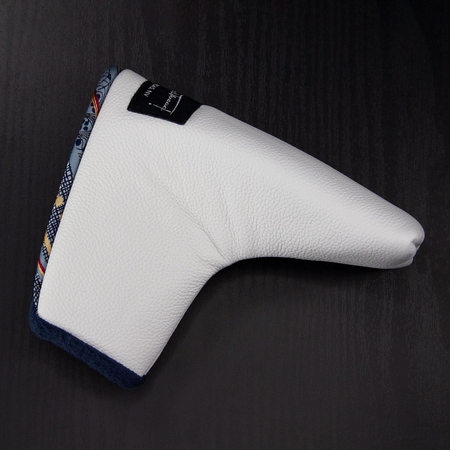 BLADE STYLE PUTTER COVER - PEBBLED WHITE W/ BLUE - 1 OF 1